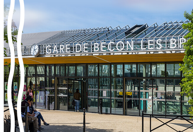 Vue de l'entrée de la gare de Bécon les Bruyères à Courbevoie